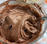 Для начала хорошенько взбейте масло с сахаром и ванилином. Продолжая взбивать, по одному введите в тесто яйца. После добавления каждого из яиц, хорошо взбивайте около 1-2 минут. Взбивая, по ложке вводим в тесто маскарпоне.
Смешайте муку и разрыхлитель и просейте массу в тесто. Тщательно перемешайте. Получаем густое тесто, которое с трудом падает с ложки.
В отдельной посуде смешайте какао и молоко. Делим тесто на две равные части, в одну из которых вводим какао с молоком. В шоколадное и простое тесто добавляем чернику и перемешиваем.