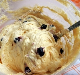 Получаем два вида теста: шоколадное и простое. Разогреваем духовку.