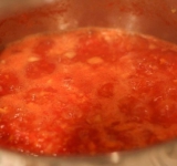 Теперь убавьте огонь до маленького, накройте крышкой и готовьте 1 час. Не забывайте периодически помешивать.
Пока варится будущая аджика, через мясорубку пропускаем чеснок и острый перец, а потом отправляем полученную острую смесь в кастрюлю, добавляем соль и масло и тушим еще 30 минут.
Когда пройдет время, еще горячую аджику раскладываем в стерилизованные банки до краев и плотно закрываем.
Раскладываем банки вверх дном на полотенце и даем им полностью остыть, а потом переворачиваем и оставляем на хранение.
Приятного аппетита!