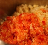 Для начала промойте и просушите все овощи. Очистите и нарежьте, а затем, воспользовавшись кухонным комбайном:
-пропустить морковь и положить их в большую кастрюлю для супа
-пропустить яблоки и добавить их в кастрюлю
-пропустить сладкий перец и добавить их в кастрюлю
Прокрутите через помидоры через мясорубку и добавьте в кастрюлю. Кастрюлю поставьте на огонь и доведите до кипения, потом хорошенько перемешайте и продолжайте варить до тех пор, пока овощная смесь не загустеет. Не забывайте помешивать. Загустение займет минут 15-20.