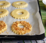 Взбиваем желток, орехи кладем в тарелочку и достаем наши заготовки. Смазываем каждое колечко желтком, а потом обваливаем в орехах. Снова кладем на противень и выпекаем в разогретой духовке 12 минут. Готово! Приятного чаепития!  
 
Ссылка на источник рецепта:  kulinariya123.blogspot.ru/2012/09/509.html 	