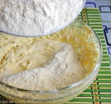 Все продукты, кроме муки, выкладываем в миску и взбиваем миксером пару минут. Добавляем муку и быстро замешиваем тесто. Остужаем в холодильнике. Самая оптимальная температура для этого теста — это 20 градусов.	