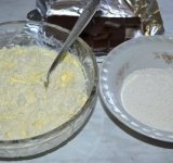 Яйца взбиваем вместе с солью. В творог всыпаем ванилин и манку, перемешиваем. Если творожная масса получится чересчур жидкой, то можно еще добавить манки. Соединяем ингредиенты и перемешиваем до однородности.
Шоколад ломаем на дольки, насыпаем муку в миску.