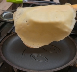 Переверните блин (лопаткой или руками на другую сторону) и готовьте около 30-60 секунд. Положите блин на тарелку и проделайте тоже самое с остальным тестом.  
Приятного аппетита!	