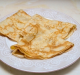 В форме веера. Сложите блин сначала пополам, затем еще раз пополам. Подавайте к столу.
Приятного аппетита!