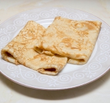 Квадратиком. Со всех краев блин слегка заверните в центр, чтобы получился квадратик. Переверните и кладите на тарелку.