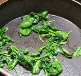 4. В это время разогрейте сковороду с маслом, добавьте туда шпинат и обжарьте около 2-3 минут (шпинат должен стать мягким).  
Подавайте курицу со шпинатом и кисло-сладким соусом.  
Приятного аппетита!	