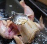 За это время 2-3 раза открывайте духовку и поливайте соками, которые выделяются из курицы. Благодаря этому курочка будет с хрустящей корочкой. Вытащите готовую курицу, оставьте на 10 минут, чтобы она впитала в себя все соки. Затем разделайте курицу.	