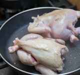 Разогрейте большую сковороду с растительным маслом, добавьте по 2 курицы за раз, обжарьте с двух сторон до золотистой корочки (советую прижимать курицу к сковороде, чтобы корочка была лучше). Уберите со сковороды, проделайте тоже самое с остальными 2 курицами.	