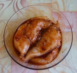 Сначала куриные грудки поделим пополам, чтобы с каждой у нас получилось по 2 филе. В посуду нальем водичку, добавим туда соль и сахар, перчик и лавровый лист. Выложим в этот маринад филе, закроем пищевой пленкой и в таком виде отправим на сутки в холодильник.	