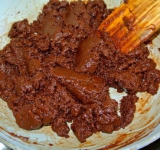 Орешки прокалим в духовке минут 7-10. В кастрюльку с толстым дном выложим сливочное маслице и сгущенное молоко, добавим немножечко соли и поставим на маленький огонь. Готовим, постоянно помешивая, пока лопаточка не начнет "застревать" в массе. Масса не должна растекаться, если вы проведете по ней лопаткой: должен остаться пустой след. Снимаем массу с огня, добавляем шоколадку, вымешиваем, пока шоколад не растает.	