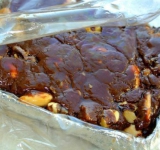 Массу переложим в форму с пищевой пленкой, утрамбуем, накроем пленкой и дадим остыть при комнатной температуре, потом отправим минут на 15-20 в морозилку. Храним вкуснятину в холодильнике под пленкой.  
 
Приятного аппетита!	