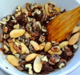 Добавим орешки и тщательно вымешаем.	